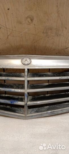 Решетка радиатора с эмблемой Mercedes-Benz E-Class