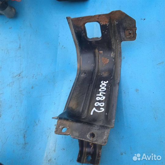 Кронштейн радиатора Mercedes W220 S500