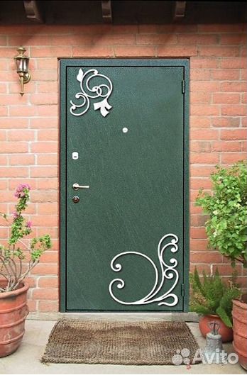 Двери входные с элементами художественной ковки