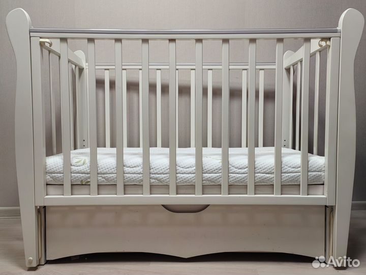 Детская кроватка с продольным маятником и матрасом