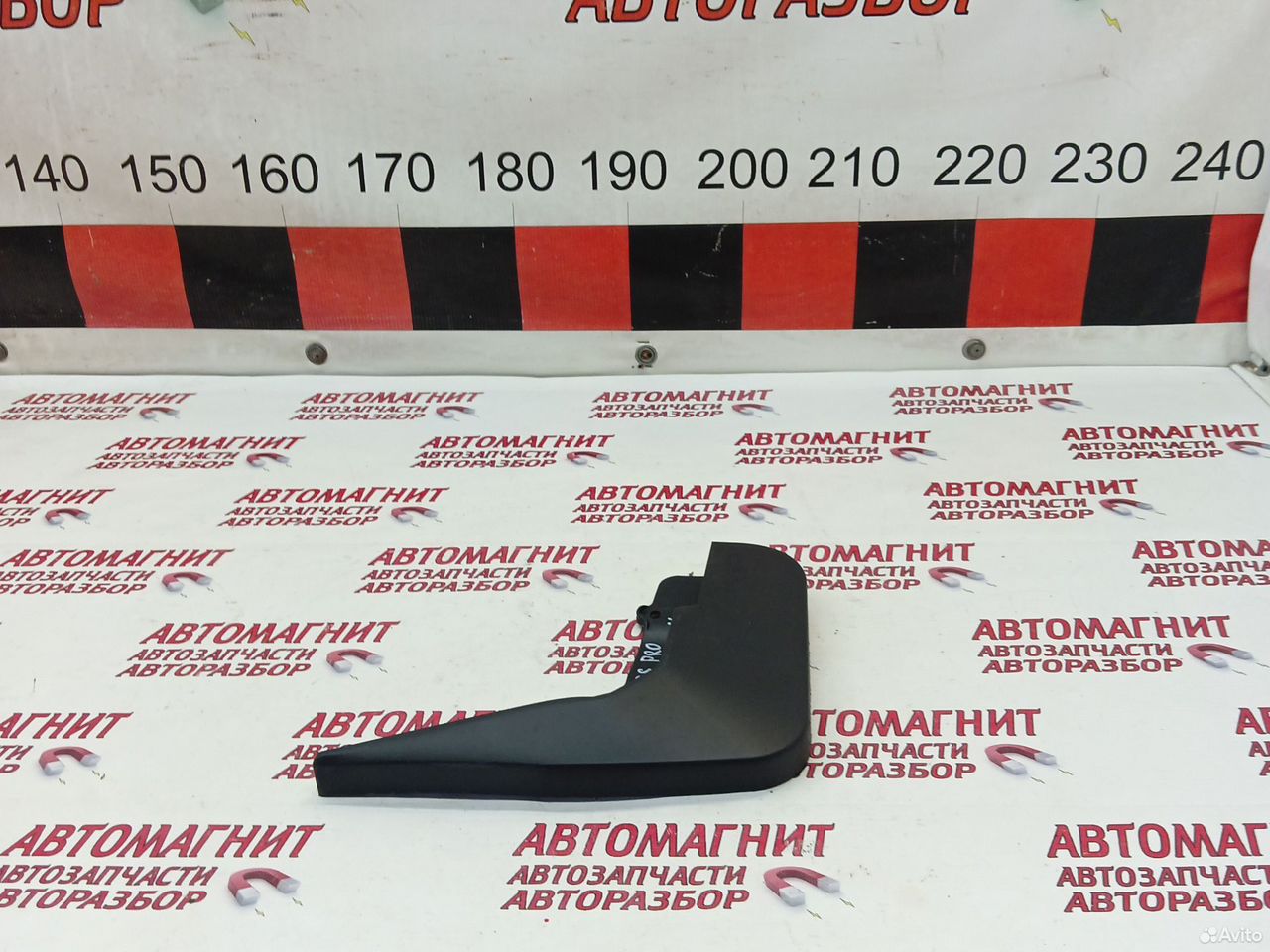 Брызговик передний левый Geely Atlas