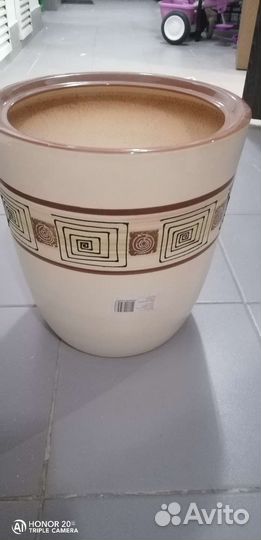 Большие новые керамические горшки, вазы