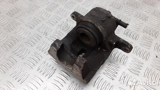 Суппорт тормозной передний правый toyota prius XW3