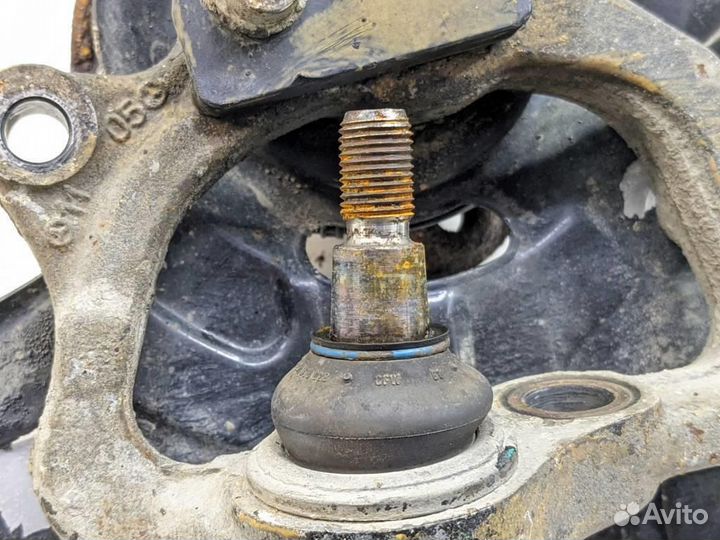 Кулак поворотный передний левый w211 E-class 64