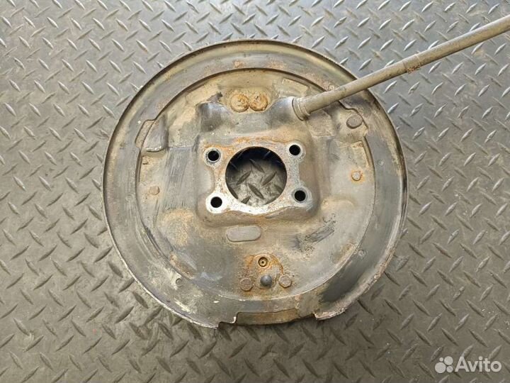 Щит тормозной зад/право на Mitsubishi Space Wagon