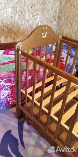 Кроватка детская с маятником