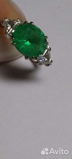 Золотое кольцо с изумрудом Урал и муассанитами