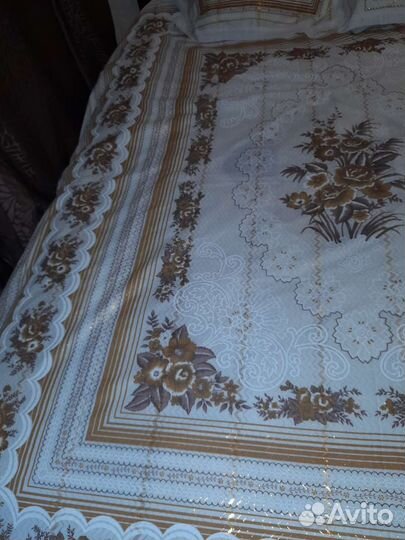 Покрывало с декоративными наволочками