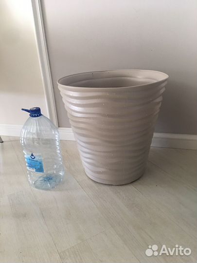 Большой цветочный горшок
