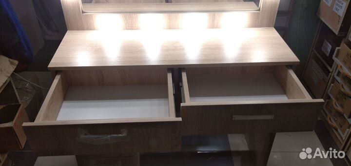 Трюмо с зеркалом и подцветкой