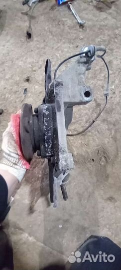 Передний правый поворотный кулак Volvo S80