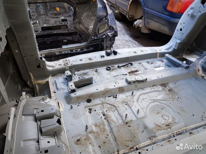 Панель задняя (Infiniti QX56)