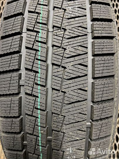 Kapsen SnowShoes AW33 295/40 R21 135U