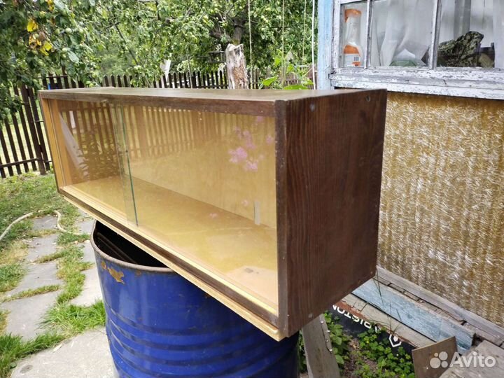 Книжная полка со стеклом