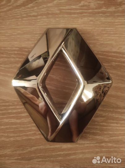 Эмблема решетки радиатора Renault