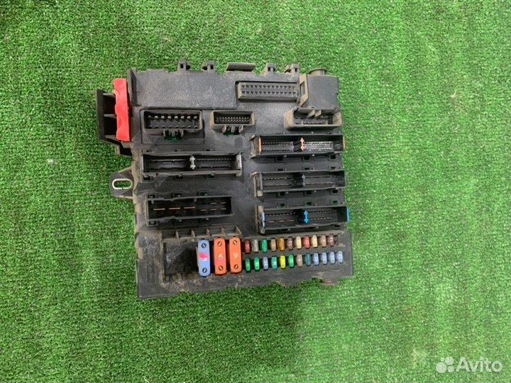 Блок предохранителей салонный Opel Vectra седан