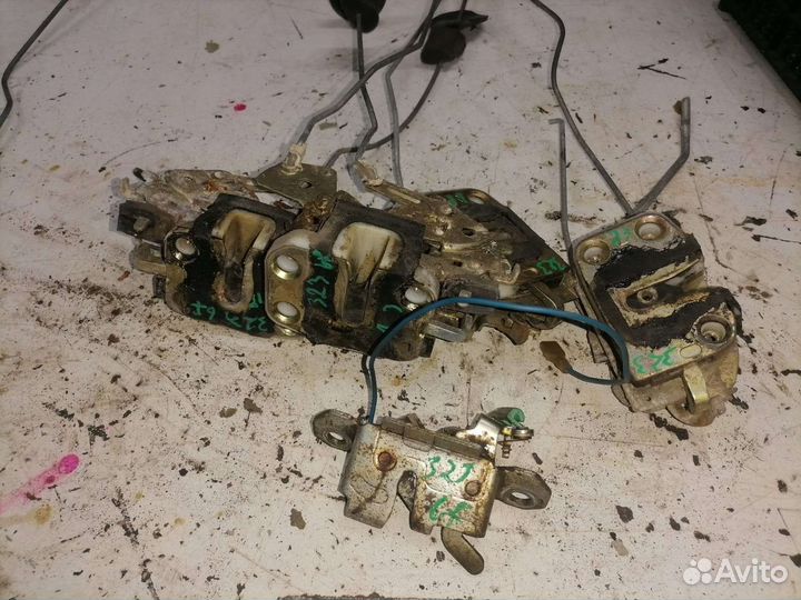 Замок двери Mazda 323 BF