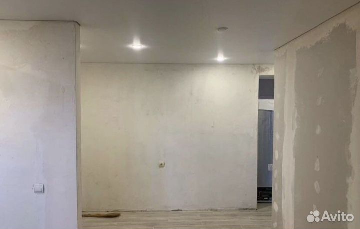 Поклейка обоев. Малярные работы