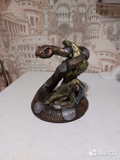 Статуэтка змея