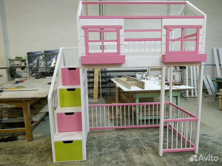 Кровать чердак домик с лестницей комодом