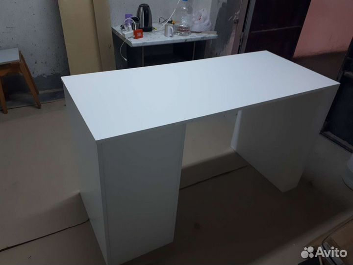 Маникюрный стол