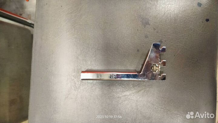 Кронштейн для стеклянных полок