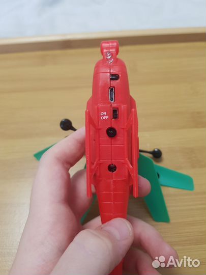 Игрушка вертолёт
