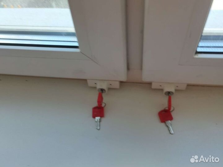 Окно новое пластик белый с замками для детей