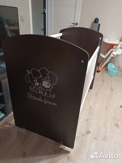 Детская кроватка с маятником и ящиком