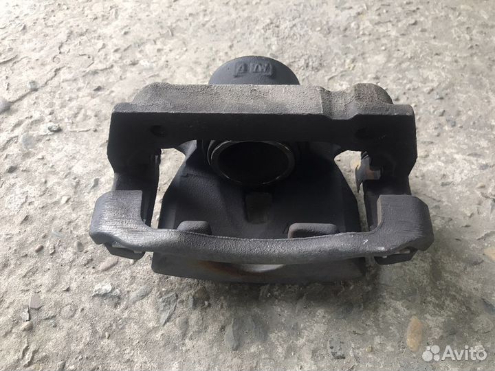 Суппорт тормозной передний Lexus IS250