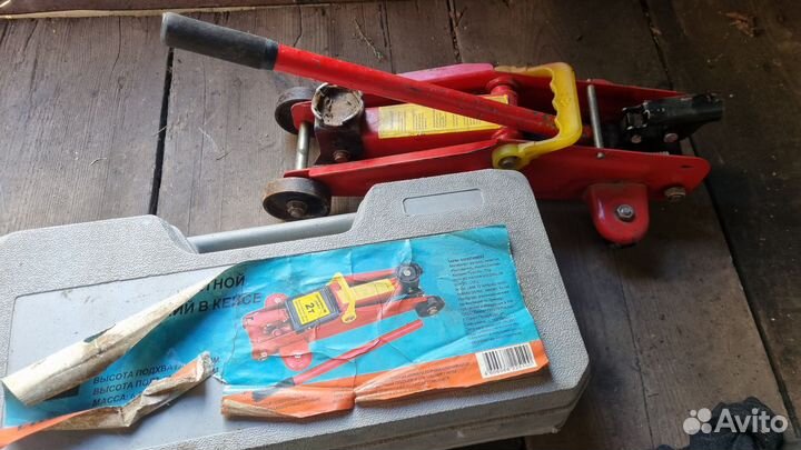 Домкрат подкатной 2 т