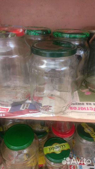 Много Разных Банок с Крышками