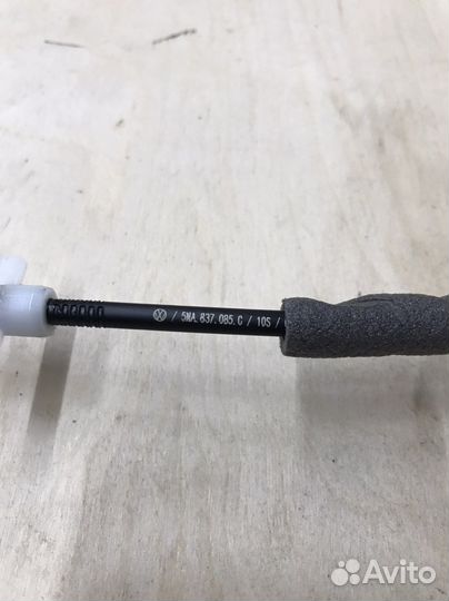 Трос замка передней двери Tiguan 2