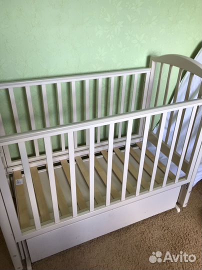 Детская кроватка с маятником и ящиком