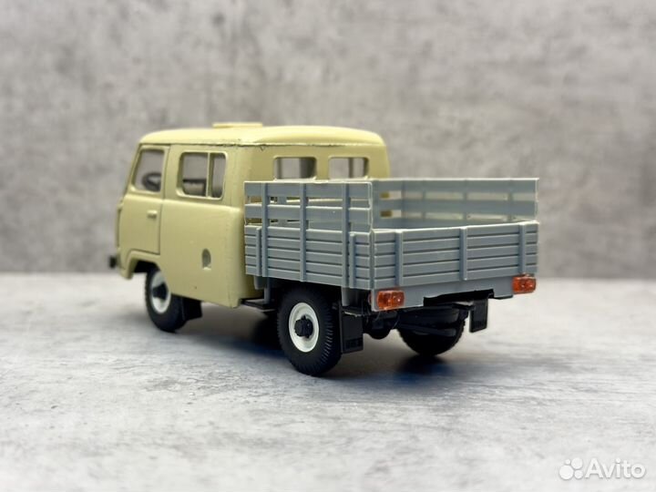 Модель автомобиля УАЗ 39094 фермер 1:43