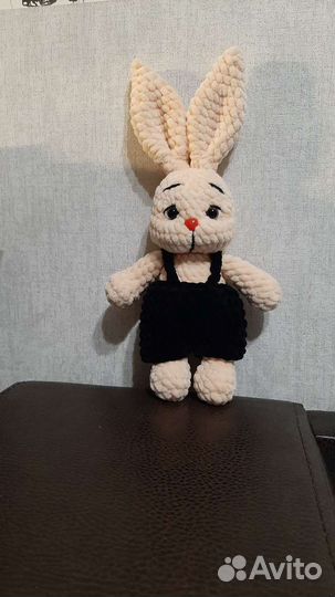 Вязаные игрушки ручной работы. Зайчик