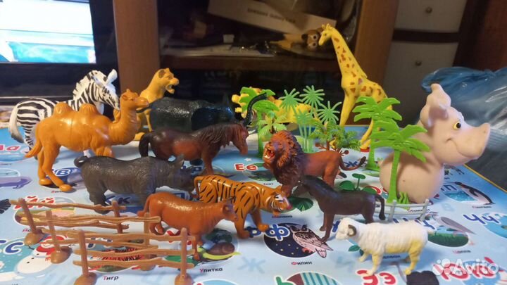 Игрушки фигурки животных и герои мультов