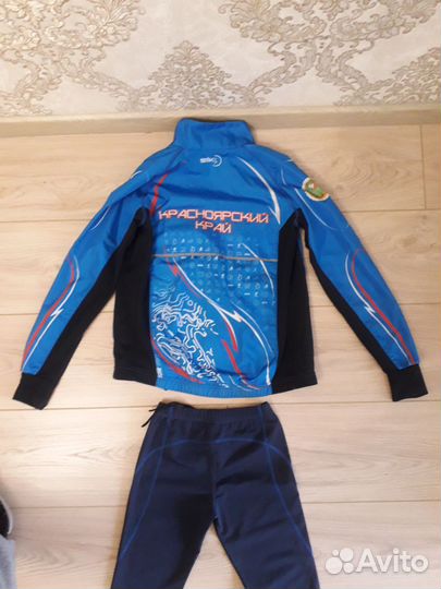 Спортивный разминочный костюм