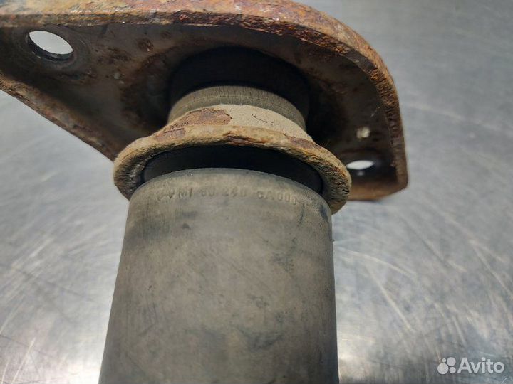 Стойка амортизатора задняя правая Nissan Murano