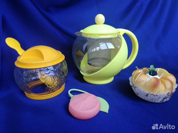 Набор чайник и сахарница