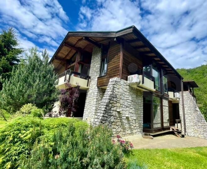 Дом 270 м² на участке 14 сот.