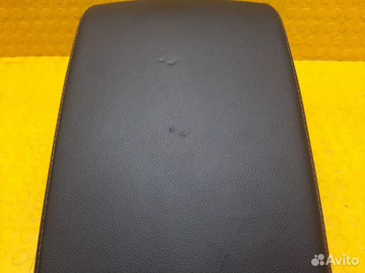 Б/У подлокотник Есть мелкий дефекты, оригиналnnУ