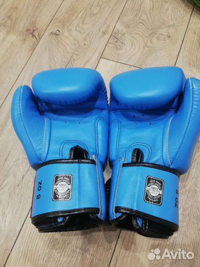 Боксерские перчатки twins 8 OZ