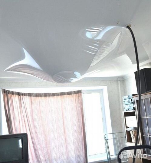 Срочный слив воды с натяжного потолка в Москве