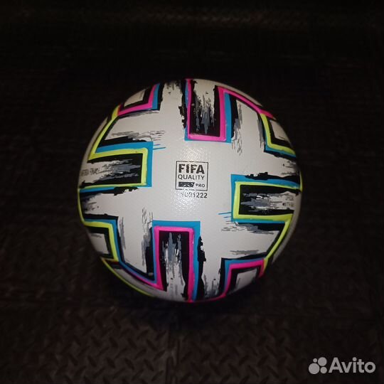 Футбольный мяч adidas uniforia