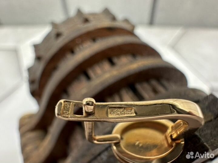 Золотые серьги 585 пробы массой 4.5 грамма