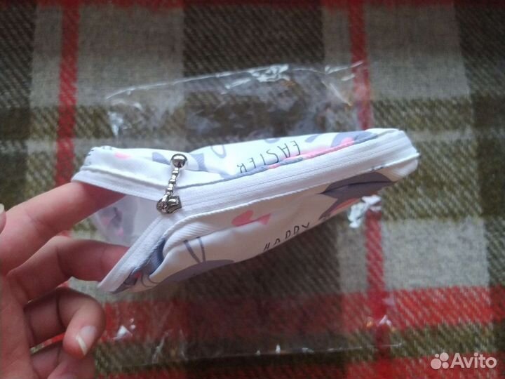 Косметичка маленькая белая с зайцами