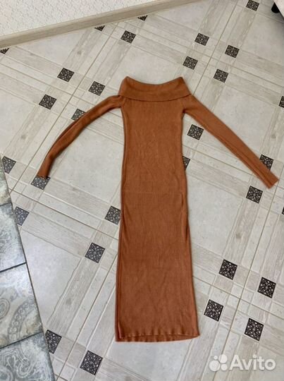 Платье с открытыми плечами dilvin