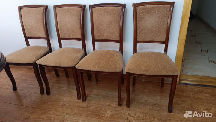 Стол со стульями