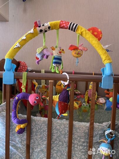 Дуга с игрушками